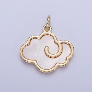 Puede incluir: Un colgante de tono dorado en forma de nube con una incrustación de nácar blanco.