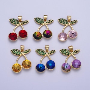 Puede incluir: Seis colgantes de cereza de oro con piedras de cristal de diferentes colores. Los colgantes presentan un diseño de hojas verdes y dos piedras redondas.