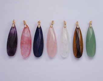 Puede incluir: Ocho colgantes de piedras preciosas en forma de lágrima con engastes de oro y un pequeño acento de cristal transparente. Las piedras preciosas son amatista, cuarzo rosa, lapislázuli, cuarzo rosa, cuarzo blanco, ojo de tigre y aventurina.