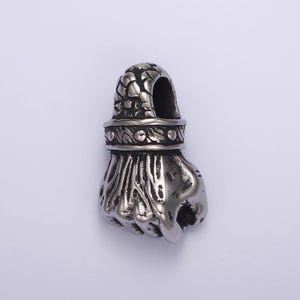 Colgante de acero inoxidable de 34 mm con forma de puño de guerrero y gesto de la mano / p-1184