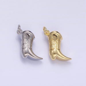 Ciondolo con stivaletti da cowboy incisi artigianalmente riempiti in oro 14k, in oro e argento / d416