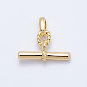 Peut inclure: Fermoir à bascule doré, composé d'une barre et d'une boucle reliées par un motif de corde torsadée. Ce fermoir est destiné à la fabrication de bijoux et est présenté sur fond blanc.