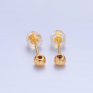 Può includere: Un paio di orecchini a lobo in oro con sfere e retro in plastica trasparente.