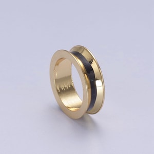 Peut inclure: Une bague en or avec une bande noire autour du centre.