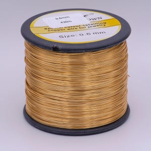 Pu&ograve; includere: Un rotolo di filo di rame color oro da 0,6 mm, lungo 430 metri, per la creazione di gioielli. Il rotolo &egrave; etichettato "Filo di rame speciale a ritenzione del colore per la gioielleria".