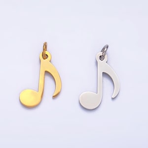 Puede incluir: Dos abalorios de metal en forma de nota musical, uno dorado y otro plateado. Los abalorios tienen la forma de una nota musical y tienen un bucle en la parte superior para sujetarlos a un collar o pulsera.