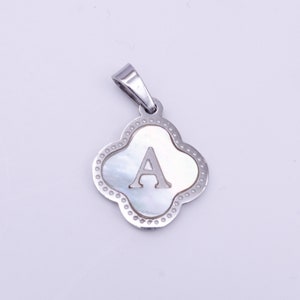 Charme de letra de pérola Quaterfoil, pingente de alfabeto de trevo dourado, pingente de letra de concha, pingente inicial personalizado, aço inoxidável sem manchas
