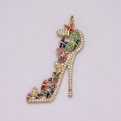Luxuriöse Halskette mit mehrfarbigem Zirkonia-Anhänger in Form eines High Heels, verziert mit einem modischen Emaille-Charm und einem 24-karätig vergoldeten High-Heel-Anhänger aus Silber.