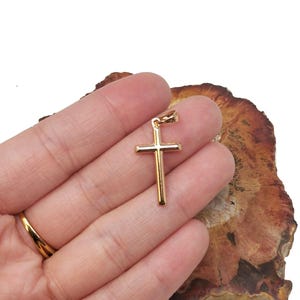 Ciondolo cristiano minimalista a forma di croce latina religiosa riempita in oro 16k / i095