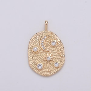 Pingente em ouro 14k com pérola e micro pavé de zircônias transparentes, representando um planeta dentro de um óvulo. Inclui pingentes de estrela, lua crescente e galáxia. Ideal para fazer seu próprio colar. Código: CHGF-1768