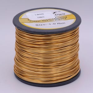 Pu&ograve; includere: Un rotolo di filo di rame color oro da 1,0 mm per la creazione di gioielli. Il rotolo &egrave; etichettato "OWN" e "Dimensione: 1,0 mm".