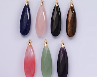 Puede incluir: Ocho colgantes de piedra preciosa en forma de lágrima con bucles de baíl dorados. Las piedras preciosas son: lapislázuli, cuarzo rosa, ónix negro, ojo de tigre, cuarzo rosa, aventurina verde, amatista y obsidiana negra.