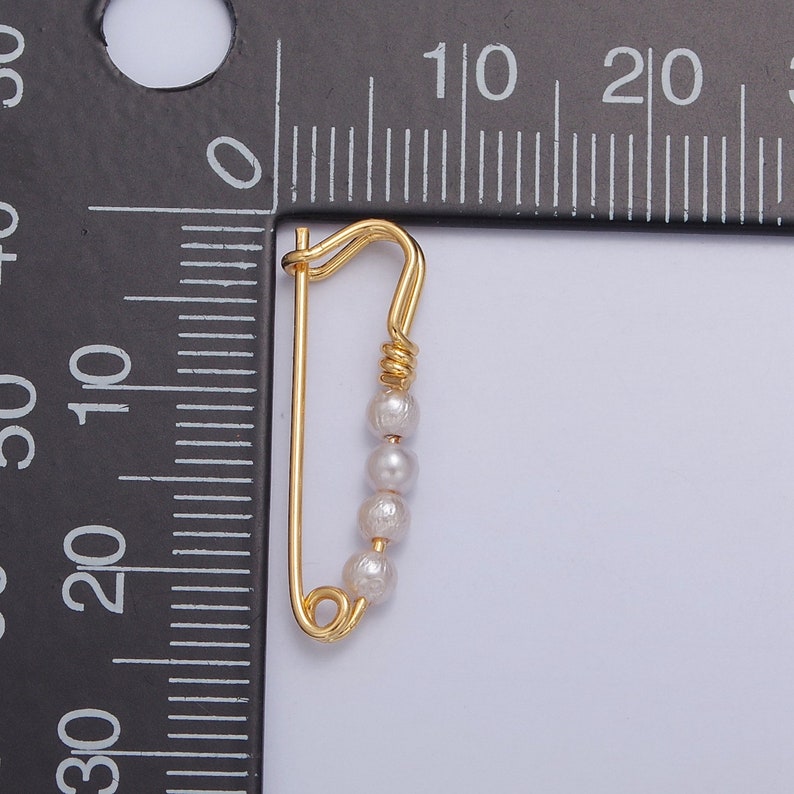 Pendentif avec épingle à nourrice en rempli d'or 24 carats sur laiton et 4 perles 23 x 8 mm L-746 image 3