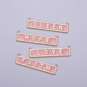 Barrette d'or de mots d'amour d'amour de foi de reine pour le charme de collier rose barre horizontale d'étiquette d'émail