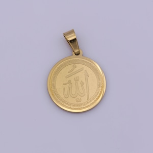 Peut inclure: Pendentif de couleur or avec un design circulaire représentant le mot arabe "Allah" inscrit dans une bordure décorative.