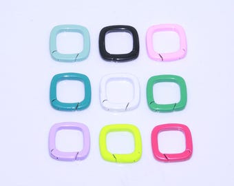 Può includere: Assortimento di dieci chiusure metalliche quadrate in vari colori, tra cui rosa, verde, blu, giallo, nero e bianco.