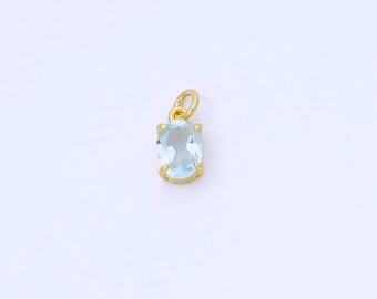 Charm ovalado minimalista con circonita cúbica azul claro y baño de oro de 14k / ac841