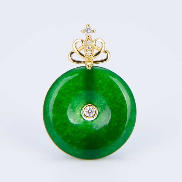 Stunning Chinese Green Donut Charm Green Jade Pendant Lucky Stone with Gold Crown Bail for Necklace Supply