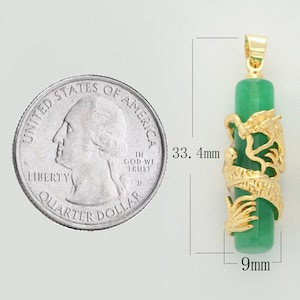 Op de afbeelding: Een gouden drakenhanger met een groene jade-steen. De hanger is 8,5 cm lang en 0,9 cm breed.