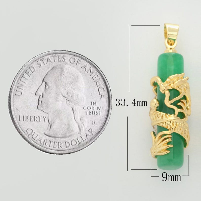 Op de afbeelding: Een gouden drakenhanger met een groene jade-steen. De hanger is 8,5 cm lang en 0,9 cm breed.