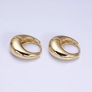 Aros tipo huggie con cúpula bañados en oro de 14 k / delicados aros tipo huggie / aros con bisagra para uso diario / joyas llamativas a prueba de agua ad1432