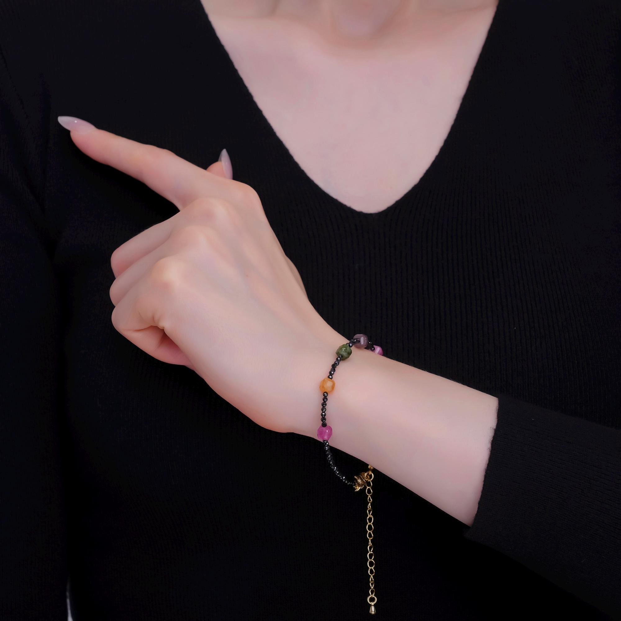 ハンドメイドのブラックビーズブレスレット。夏のジュエリー 