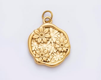 Dije floral artesanal de margarita de acero inoxidable con baño de oro PVD de 17 mm / AH-950