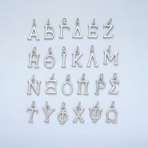 Delicado dije personalizado de plata con el alfabeto griego para pulsera y collar de hermandades / A1283