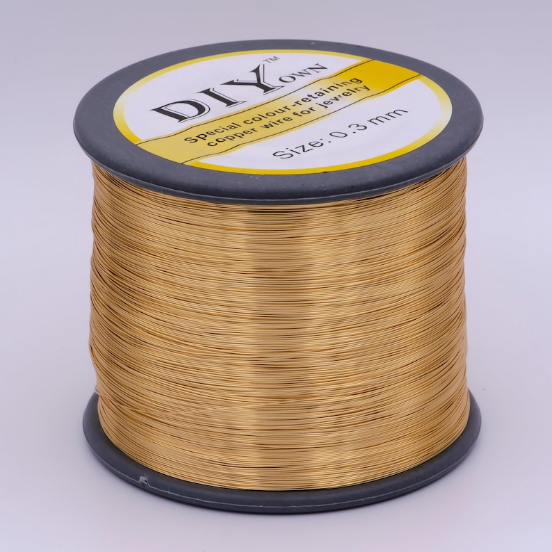 Pu&ograve; includere: Un rotolo di filo di rame color oro etichettato "DIY OWN Special colour retaining copper wire for jewelry Size: 0.3 mm".