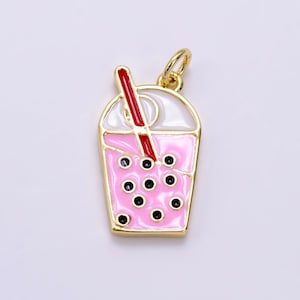 Op de afbeelding: Gouden bedel in de vorm van een roze bubble tea met een rode rietje en zwarte tapiocaparels.