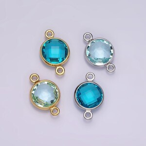 Puede incluir: Cuatro abalorios redondos de cristal facetado con engastes de oro y plata. Dos abalorios son de color azul claro y dos son turquesa.