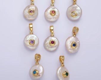 Puede incluir: Nueve colgantes de oro con formas redondas de perlas blancas y piedras preciosas de colores en el centro. Las piedras preciosas son rojas, rosas, moradas, azules, turquesas y verdes.