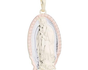 Op de afbeelding: Een gouden hanger met een driekleurige afbeelding van de Maagd Maria met een halo, die een baby Jezus vasthoudt. De hanger is ovaalvormig en heeft een gedetailleerde rand.