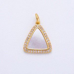 Puede incluir: Colgante dorado con forma triangular. El colgante presenta un centro blanco y está enmarcado por una fila de pequeñas piedras preciosas transparentes. Un pequeño lazo en la parte superior para una cadena.