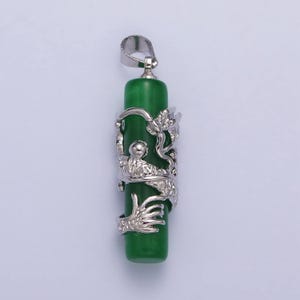 Op de afbeelding: Een zilveren drakenhanger met een groene jade-steen. De draak is om de steen gewikkeld, en de hanger heeft een zilveren lus.
