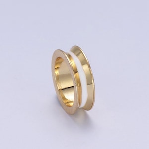 Peut inclure: Une bague en or avec une bande en &eacute;mail blanc. La bague est de conception simple avec une finition lisse.