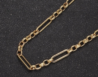 Pode incluir: Um colar de corrente de ouro com um design de elo único. A corrente é feita de elos ovais e redondos entrelaçados.