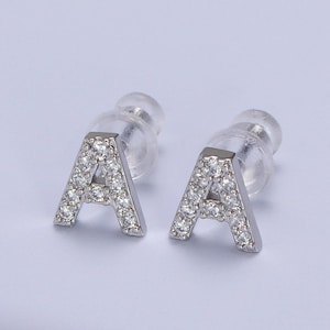 1 par de brincos pequenos de zircônia cúbica com iniciais em prata, brincos personalizados com letras do alfabeto, presente de aniversário e natal para ela