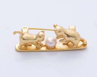 Broche dorado de 35,7 mm con forma de perla, con dos gatitos jugando. Ideal como regalo para amantes de los gatos. Accesorio dorado para abrigos, bolsos y bufandas. BH-012