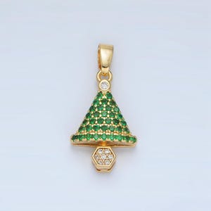 Op de afbeelding: Een gouden hanger in de vorm van een kerstboom. De boom is versierd met groene en witte zirkonia-stenen.