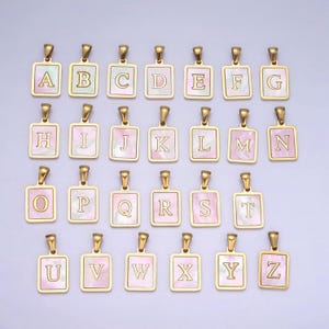 Colgante de letra inicial de acero inoxidable de 12 mm con forma de concha de perla rosa, chapado en PVD dorado para fabricación de joyas personalizadas / a1565-a1577