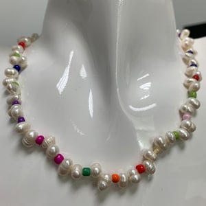 Colar de sementes de água doce minúsculo, colar de pérolas coloridas em arco-íris, colar de contas, colar delicado, joia Y2K, presente de Natal para adolescentes, WA-305