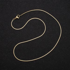 ゴールドの細いミニラウンドスネークヘリンボーンチェーンネックレス1.7mmチェーン防水ゴールドジュエリーミニマリストレイヤードスタイルネックレス