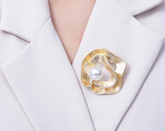 Broche geométrico de lámina dorada de 47 mm con perlas blancas, diseño moderno abstracto de ondas, joyería llamativa, regalo para ella, ideal para abrigos, bolsos y bufandas / BH-074