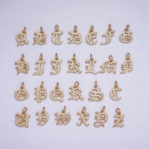 Delicados dijes de letras con inicial del alfabeto rellenos de oro inglés antiguo de 16 k con micro pavé de oro y nombre.