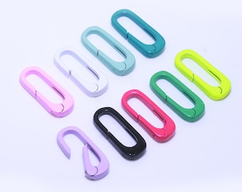 Può includere: Assortimento di dieci portachiavi in metallo colorati in vari colori, tra cui rosa, bianco, azzurro, turchese, verde, giallo, nero e rosso.