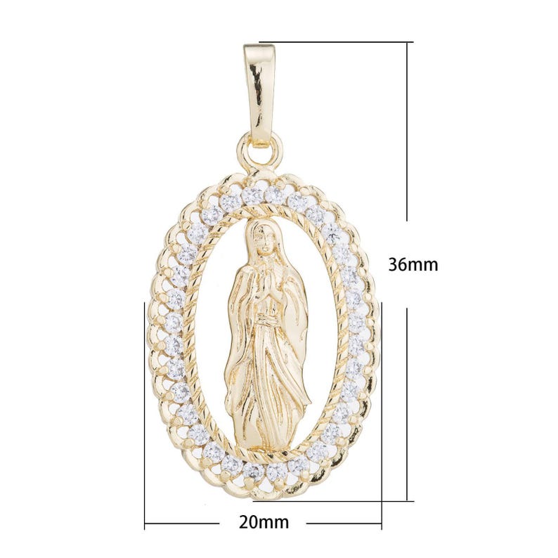 Puede incluir: Colgante dorado con una imagen detallada de la Virgen Mar&iacute;a rodeada de piedras de circonita c&uacute;bica transparentes. El colgante mide 36 mm de alto y 20 mm de ancho.