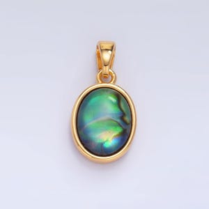 Puede incluir: Colgante dorado con un centro de concha de abulón ovalada. La concha iridiscente muestra tonos de verde, azul y morado. El colgante tiene un diseño simple y elegante, adecuado para el uso diario o ocasiones especiales.