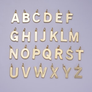 Colgante con letras iniciales de fuente minimalista rellenas de oro de 14 k, venta al por mayor, suministro de joyería personalizado, hallazgos con nombre del alfabeto "grande"