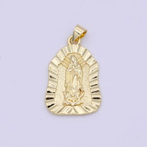 Delicado colgante de oro con dije de la Virgen María de Guadalupe N-624
